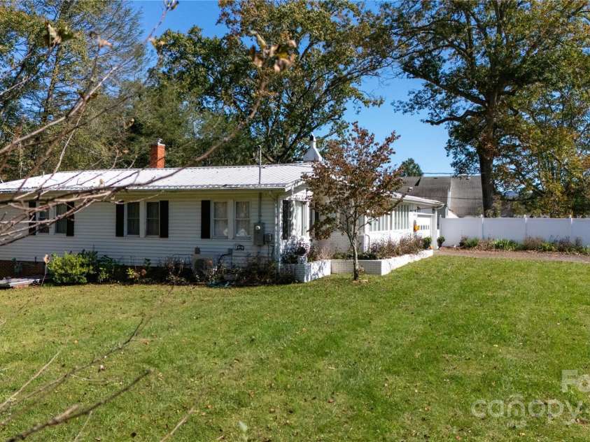 44 Hemlock Avenue, Spruce Pine, NC 28777.  MLS# CAR4315441, YatesRealty ID 399. 