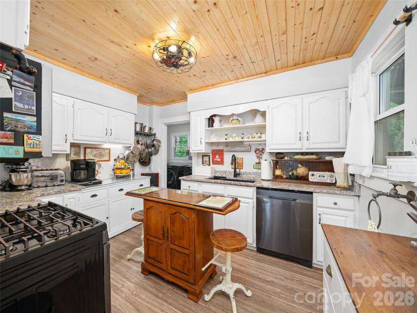 44 Hemlock Avenue, Spruce Pine, NC 28777.  MLS# CAR4389574, YatesRealty ID 399. 