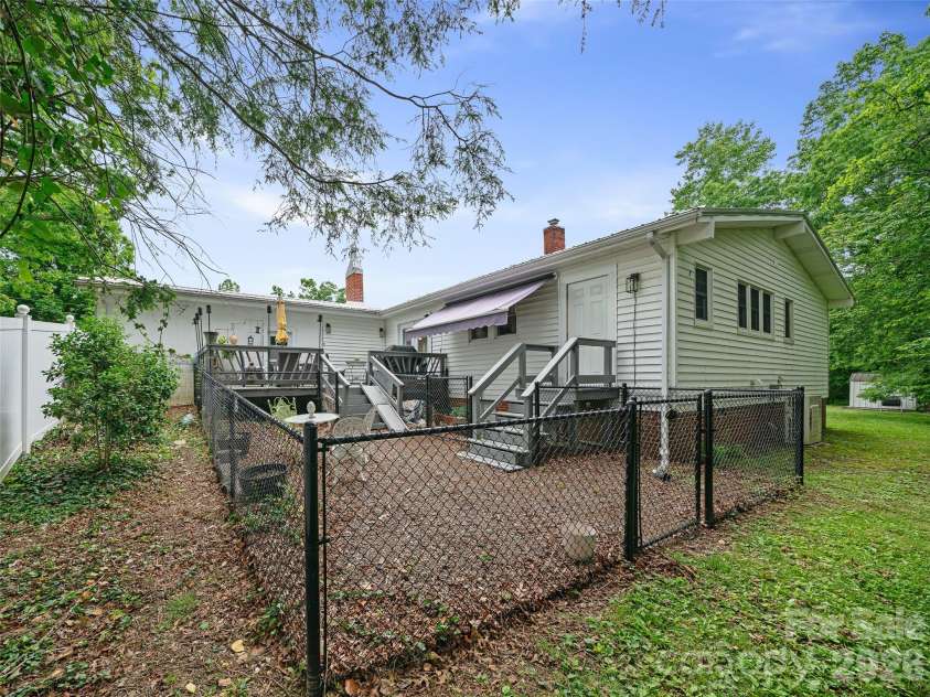 44 Hemlock Avenue, Spruce Pine, NC 28777.  MLS# CAR4389574, YatesRealty ID 399. 