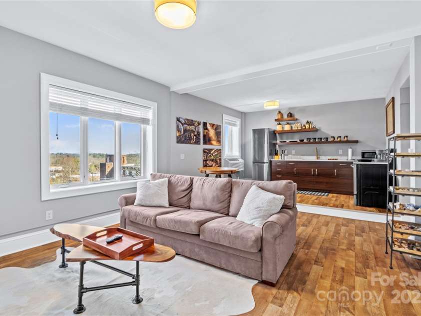 538 Main Street, Hendersonville, NC 28792.  MLS# CAR4233834, YatesRealty ID 399. 