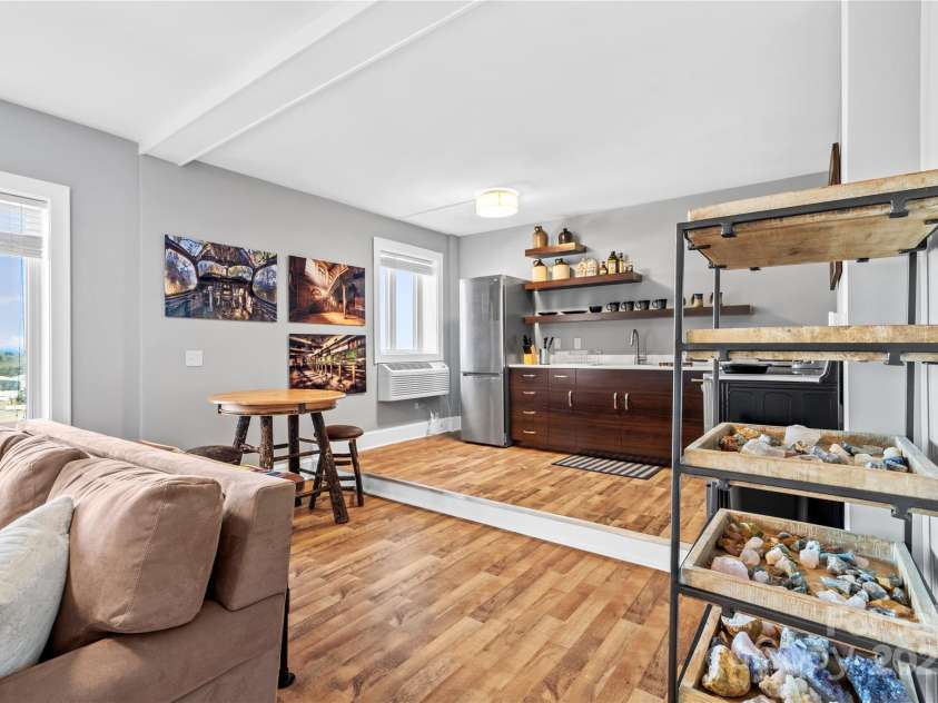 538 Main Street, Hendersonville, NC 28792.  MLS# CAR4233834, YatesRealty ID 399. 