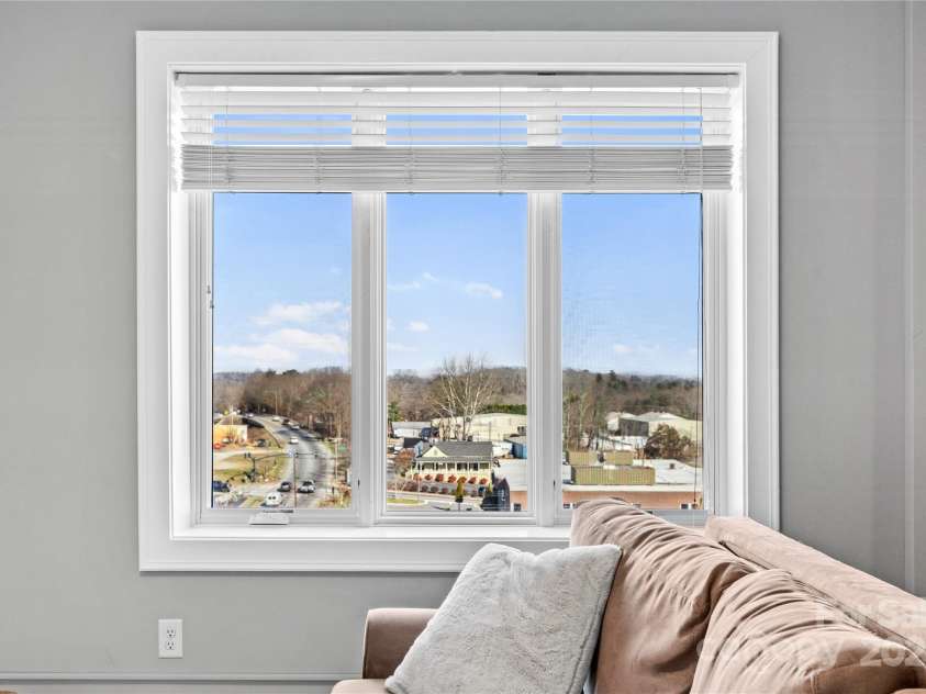 538 Main Street, Hendersonville, NC 28792.  MLS# CAR4233834, YatesRealty ID 399. 