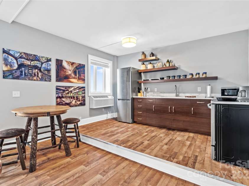 538 Main Street, Hendersonville, NC 28792.  MLS# CAR4233834, YatesRealty ID 399. 