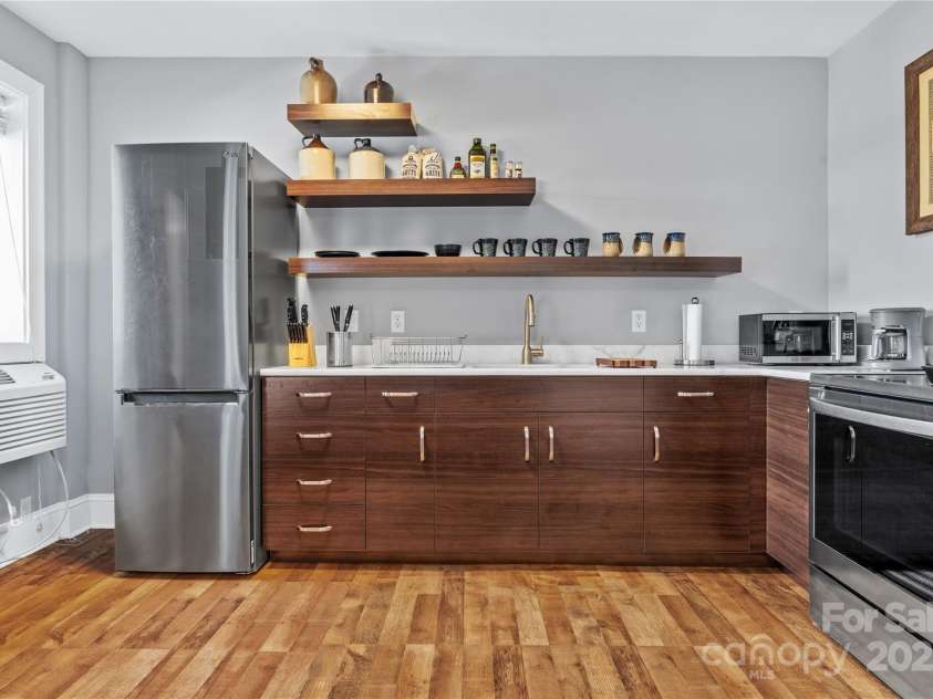 538 Main Street, Hendersonville, NC 28792.  MLS# CAR4233834, YatesRealty ID 399. 