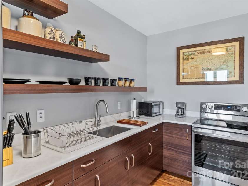 538 Main Street, Hendersonville, NC 28792.  MLS# CAR4233834, YatesRealty ID 399. 