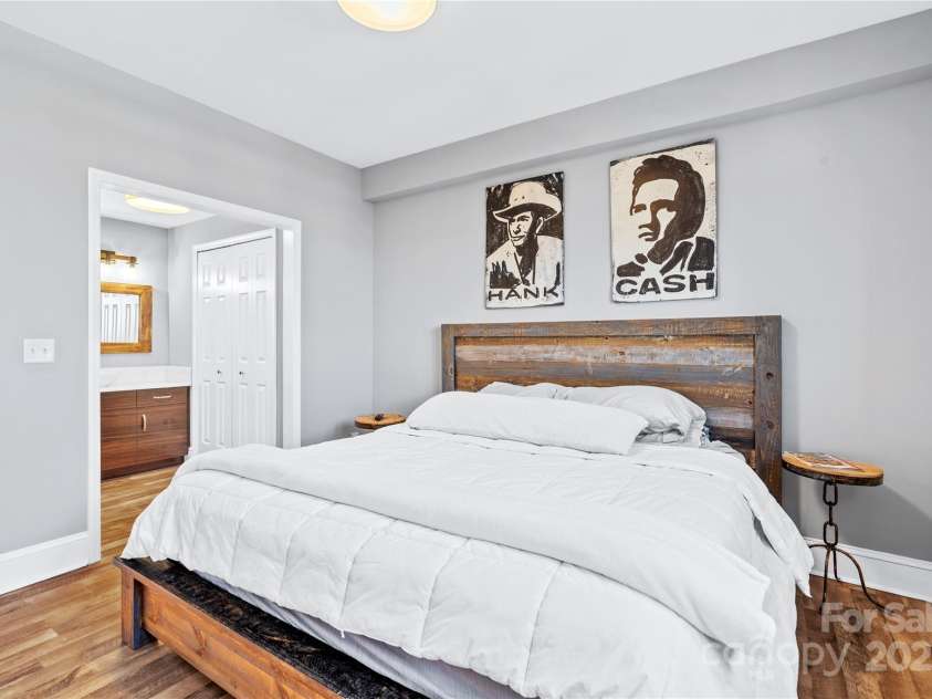 538 Main Street, Hendersonville, NC 28792.  MLS# CAR4233834, YatesRealty ID 399. 