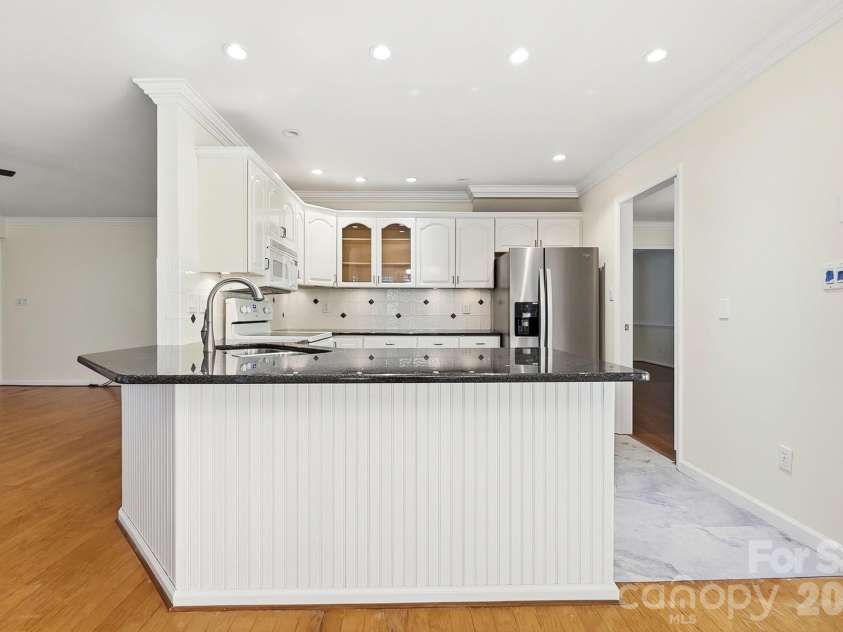 10012 Brass Eagle Lane, Charlotte, NC 28210.  MLS# CAR4406451, YatesRealty ID 39906. 