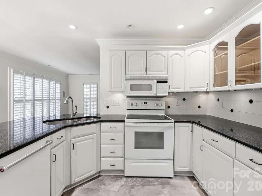 10012 Brass Eagle Lane, Charlotte, NC 28210.  MLS# CAR4406451, YatesRealty ID 39906. 
