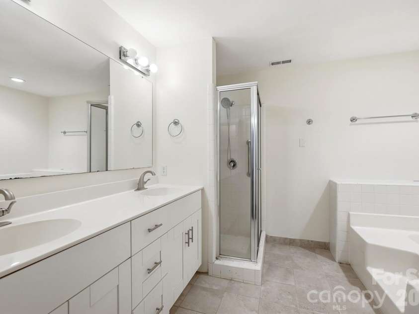 10012 Brass Eagle Lane, Charlotte, NC 28210.  MLS# CAR4406451, YatesRealty ID 39906. 