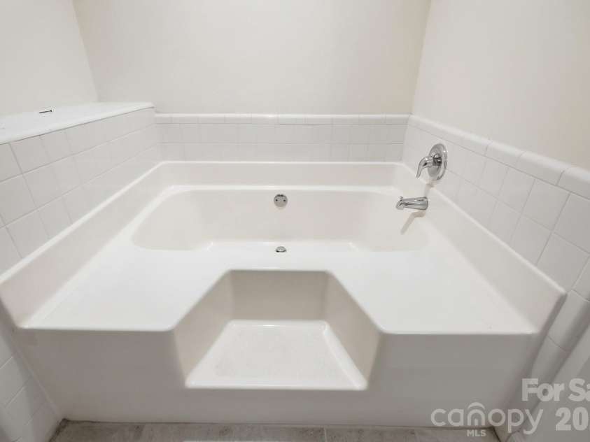 10012 Brass Eagle Lane, Charlotte, NC 28210.  MLS# CAR4406451, YatesRealty ID 39906. 