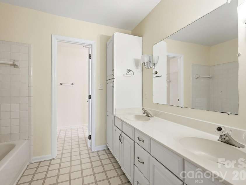 10012 Brass Eagle Lane, Charlotte, NC 28210.  MLS# CAR4406451, YatesRealty ID 39906. 