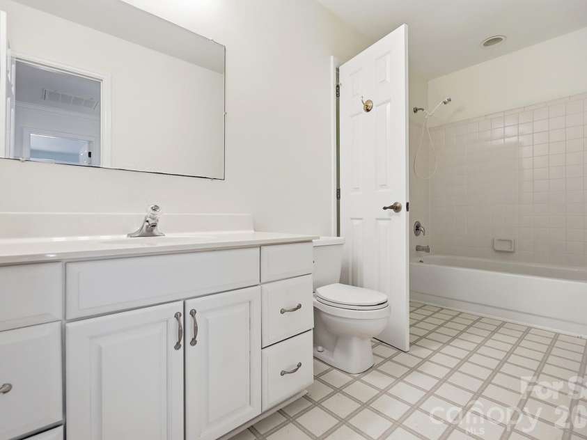 10012 Brass Eagle Lane, Charlotte, NC 28210.  MLS# CAR4406451, YatesRealty ID 39906. 