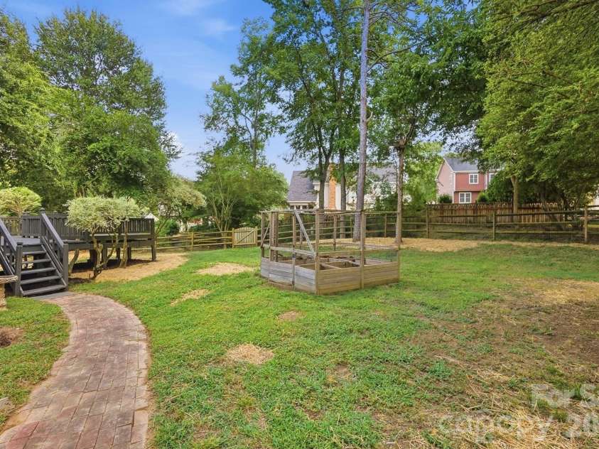 10012 Brass Eagle Lane, Charlotte, NC 28210.  MLS# CAR4406451, YatesRealty ID 39906. 