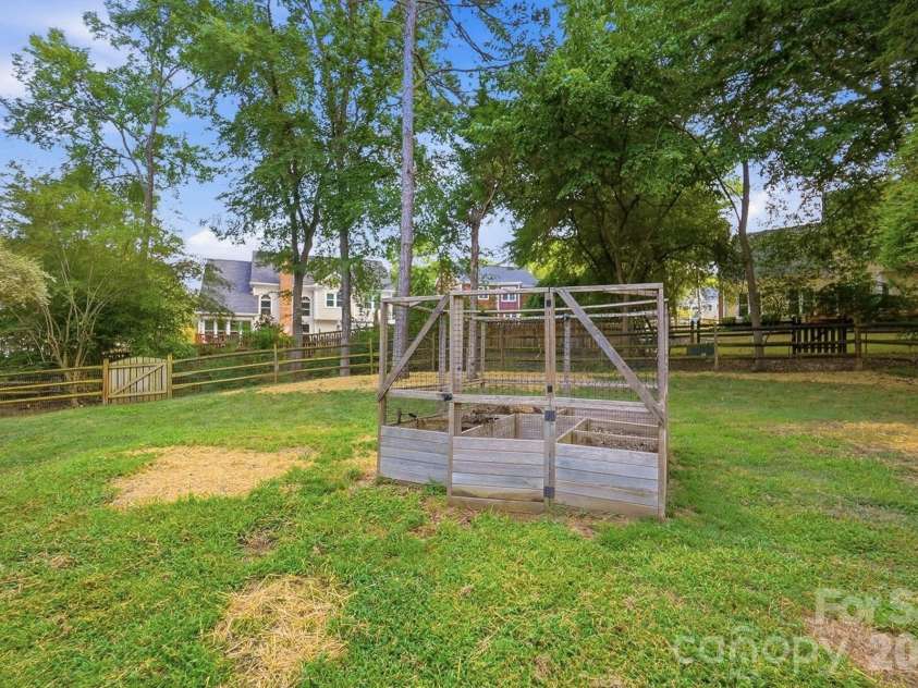 10012 Brass Eagle Lane, Charlotte, NC 28210.  MLS# CAR4406451, YatesRealty ID 39906. 