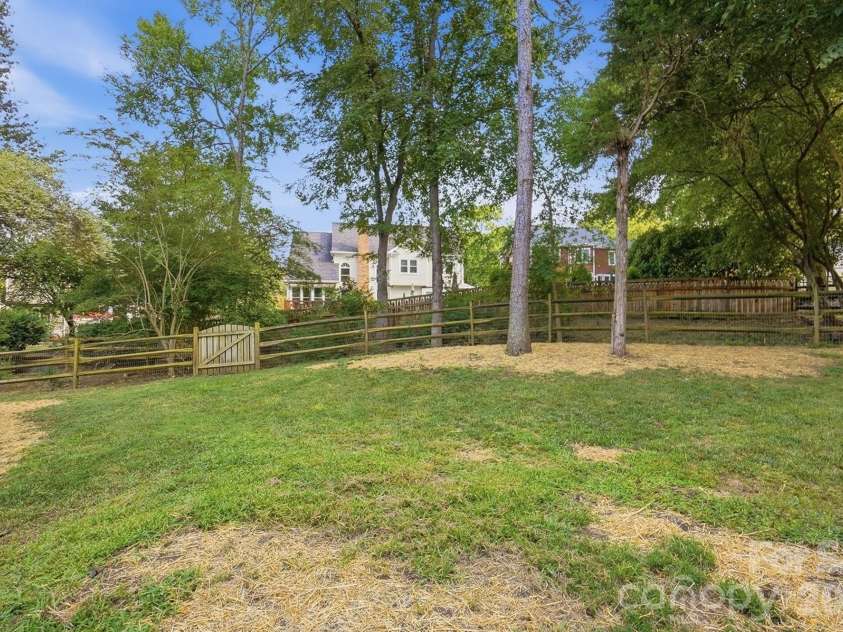 10012 Brass Eagle Lane, Charlotte, NC 28210.  MLS# CAR4406451, YatesRealty ID 39906. 