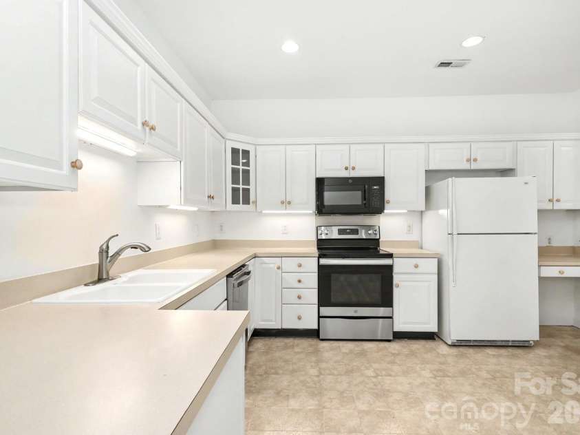 9807 Whispering Willow Court, Charlotte, NC 28210.  MLS# CAR4405477, YatesRealty ID 39909. Kitchen