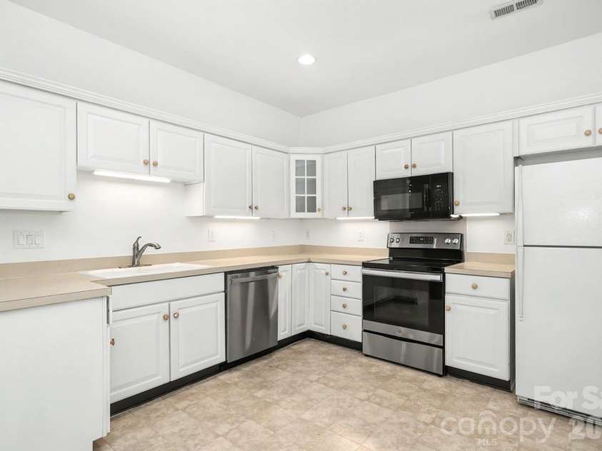 9807 Whispering Willow Court, Charlotte, NC 28210.  MLS# CAR4405477, YatesRealty ID 39909. Kitchen