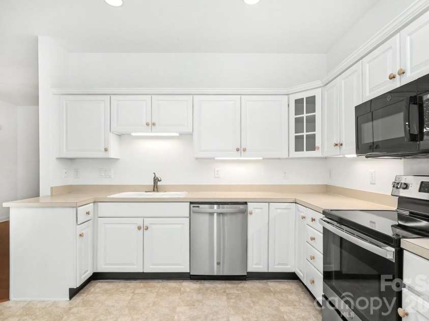 9807 Whispering Willow Court, Charlotte, NC 28210.  MLS# CAR4405477, YatesRealty ID 39909. Kitchen