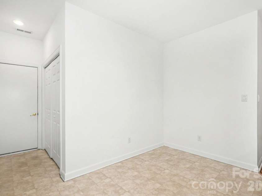 9807 Whispering Willow Court, Charlotte, NC 28210.  MLS# CAR4405477, YatesRealty ID 39909. Kitchen
