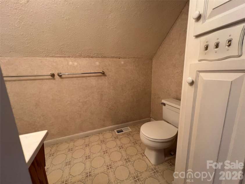 430 Laurel Heights Lane, Tryon, NC 28782.  MLS# CAR4277530, YatesRealty ID 3991. Upstairs bath