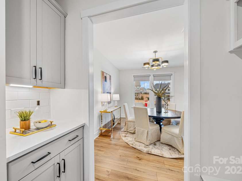 800 Landau Road, Waxhaw, NC 28173.  MLS# CAR4211219, YatesRealty ID 3991. Butler's Pantry