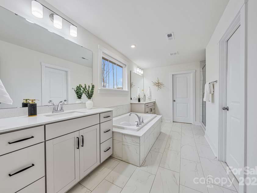 800 Landau Road, Waxhaw, NC 28173.  MLS# CAR4211219, YatesRealty ID 3991. Primary Bathroom