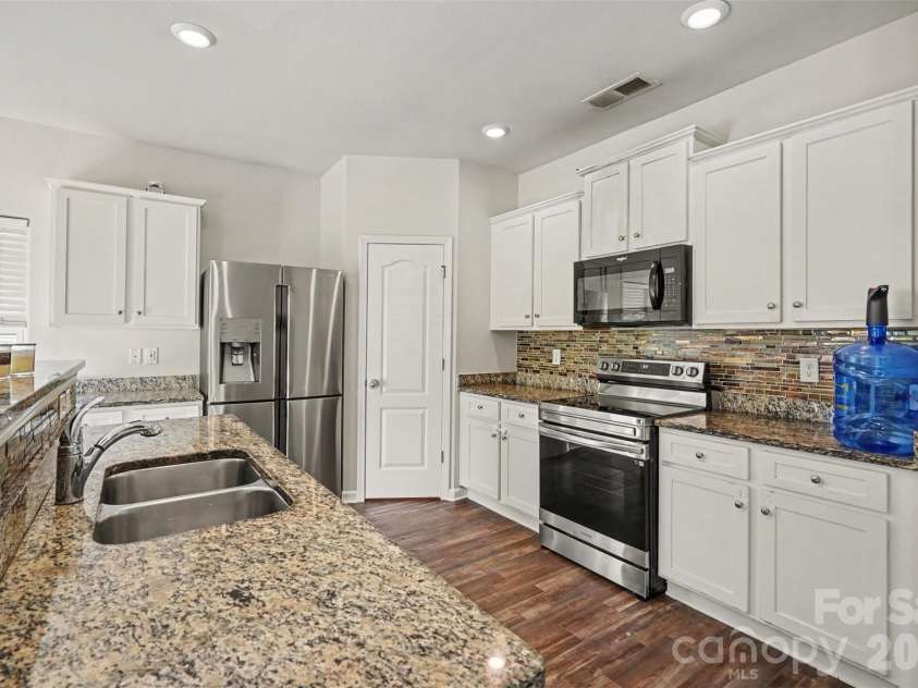 8411 Highgate Drive, Charlotte, NC 28215.  MLS# CAR4406007, YatesRealty ID 39911. 