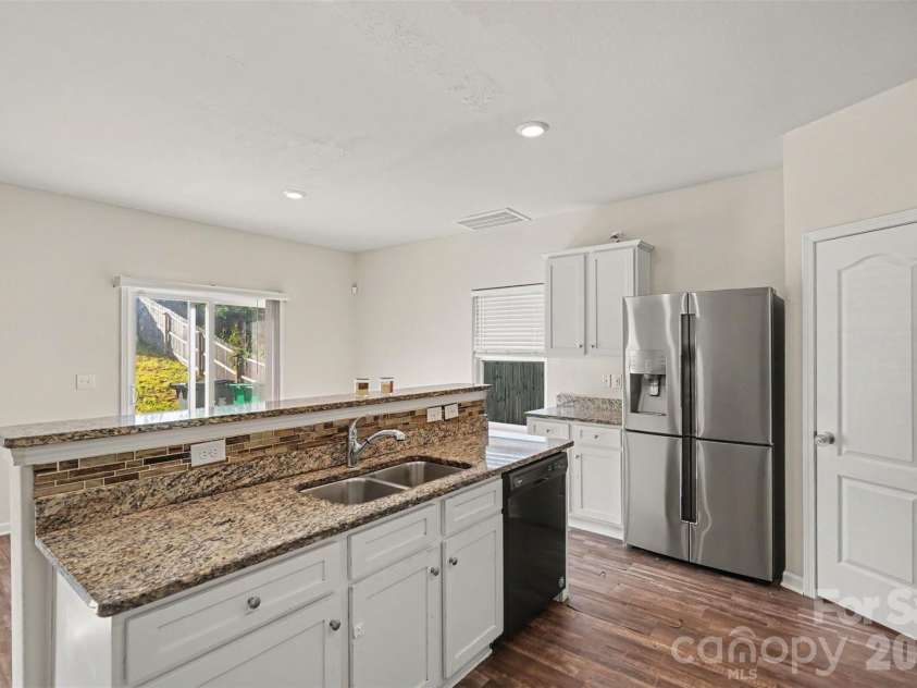 8411 Highgate Drive, Charlotte, NC 28215.  MLS# CAR4406007, YatesRealty ID 39911. 
