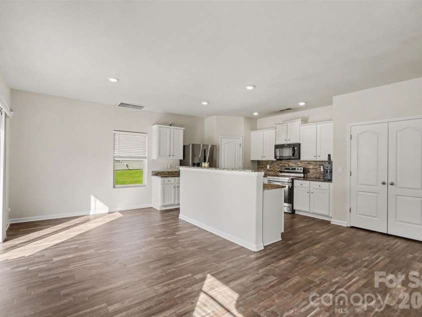 8411 Highgate Drive, Charlotte, NC 28215.  MLS# CAR4406007, YatesRealty ID 39911. 