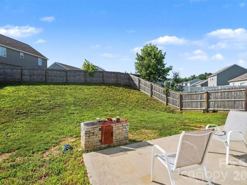 8411 Highgate Drive, Charlotte, NC 28215.  MLS# CAR4406007, YatesRealty ID 39911. 