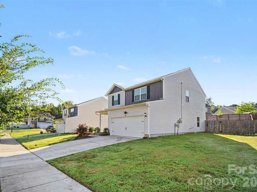 8411 Highgate Drive, Charlotte, NC 28215.  MLS# CAR4421479, YatesRealty ID 39911. 