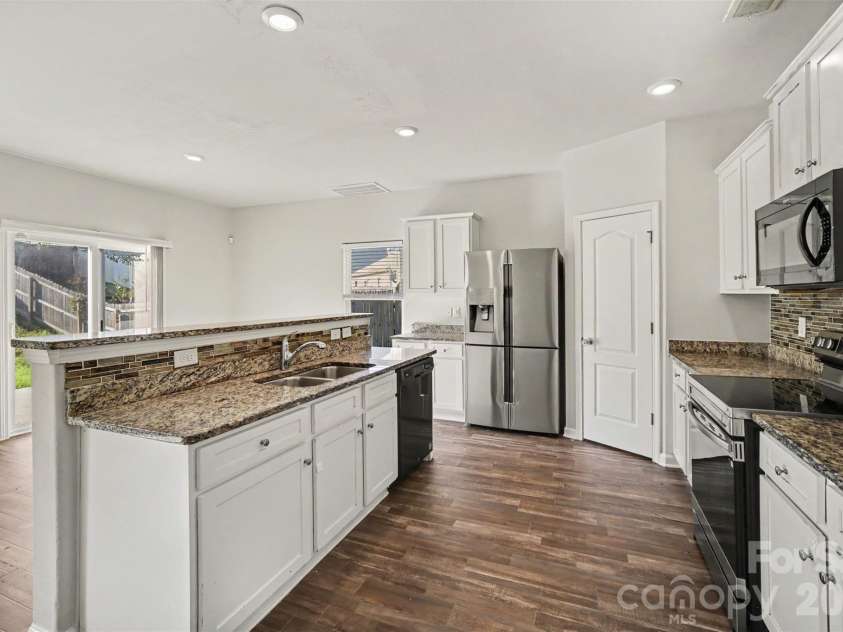 8411 Highgate Drive, Charlotte, NC 28215.  MLS# CAR4421479, YatesRealty ID 39911. 