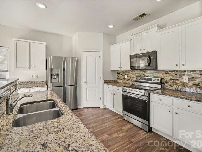 8411 Highgate Drive, Charlotte, NC 28215.  MLS# CAR4421479, YatesRealty ID 39911. 
