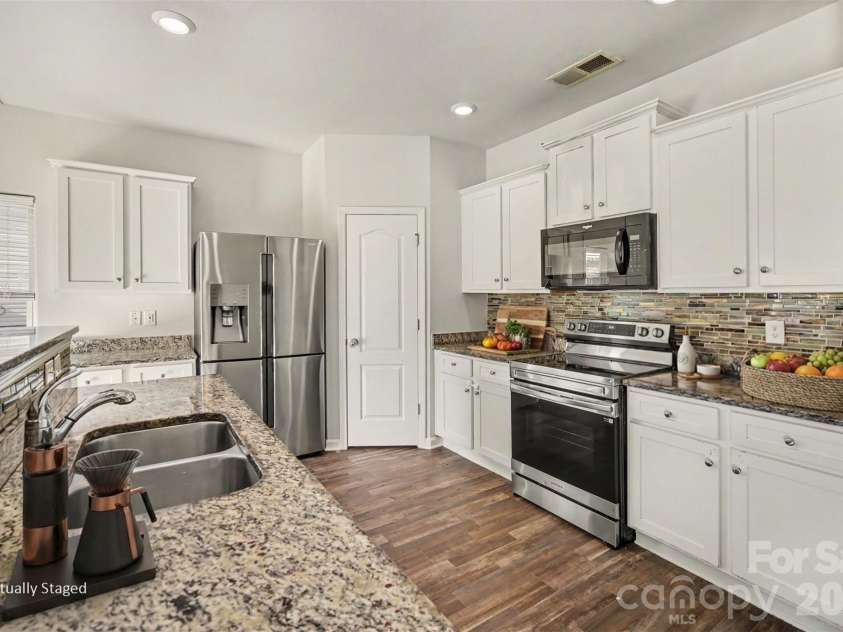 8411 Highgate Drive, Charlotte, NC 28215.  MLS# CAR4421479, YatesRealty ID 39911. 