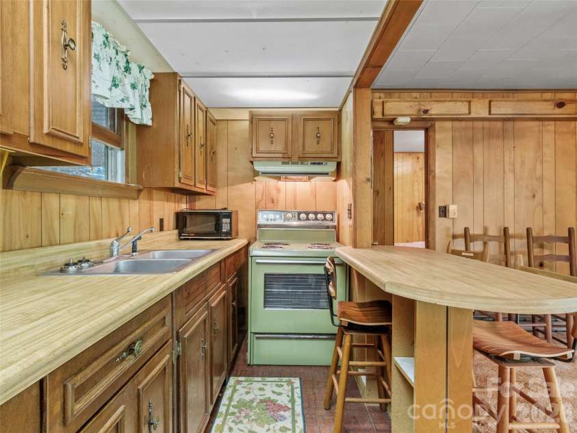 144 Florida Hill Drive, Green Mountain, NC 28740.  MLS# CAR4403040, YatesRealty ID 39914. 