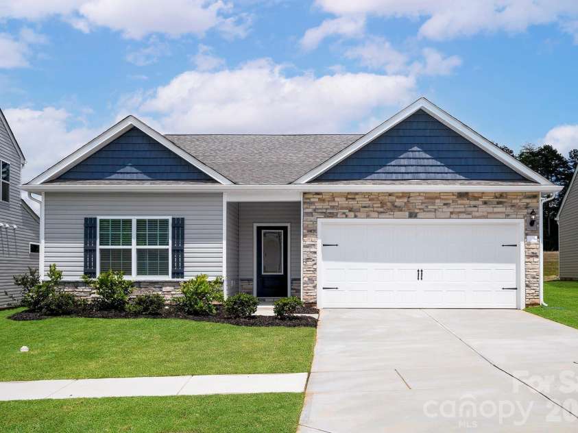 8121 Cravat Court, Charlotte, NC 28215.  MLS# CAR4407702, YatesRealty ID 39917. 