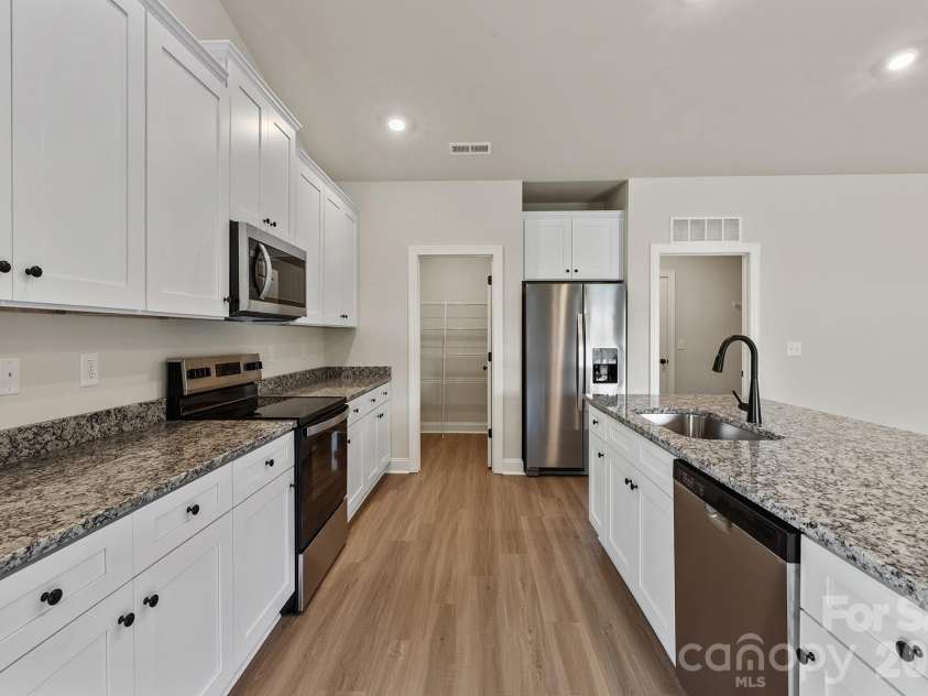 8121 Cravat Court, Charlotte, NC 28215.  MLS# CAR4407702, YatesRealty ID 39917. 