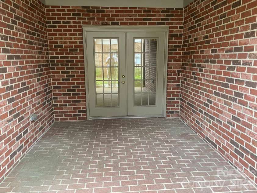 513 26th Avenue, Hickory, NC 28601.  MLS# CAR4407349, YatesRealty ID 39918. 513A Back Porch