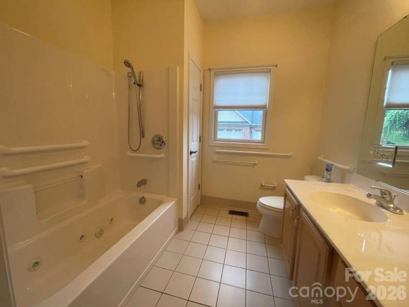 513 26th Avenue, Hickory, NC 28601.  MLS# CAR4407349, YatesRealty ID 39918. 513A Hall Bath