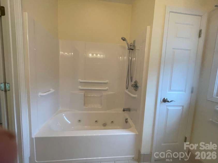 513 26th Avenue, Hickory, NC 28601.  MLS# CAR4407349, YatesRealty ID 39918. 513A Hall Bath