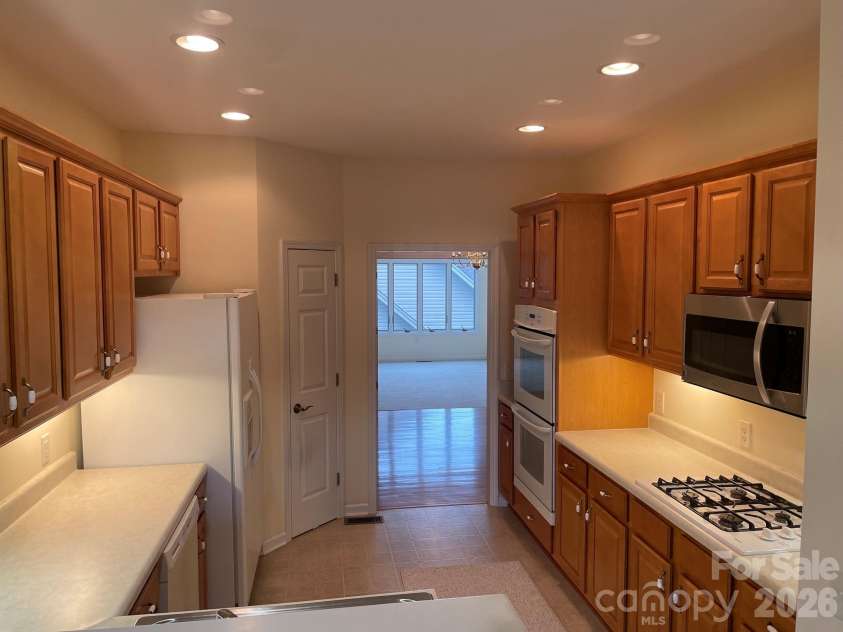513 26th Avenue, Hickory, NC 28601.  MLS# CAR4407349, YatesRealty ID 39918. 513A Kitchen