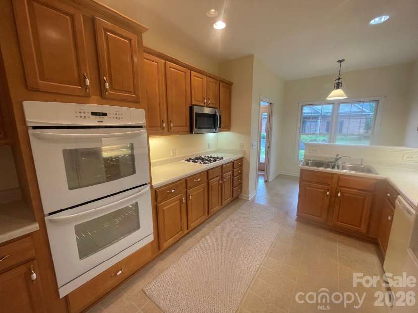 513 26th Avenue, Hickory, NC 28601.  MLS# CAR4407349, YatesRealty ID 39918. 513A Kitchen