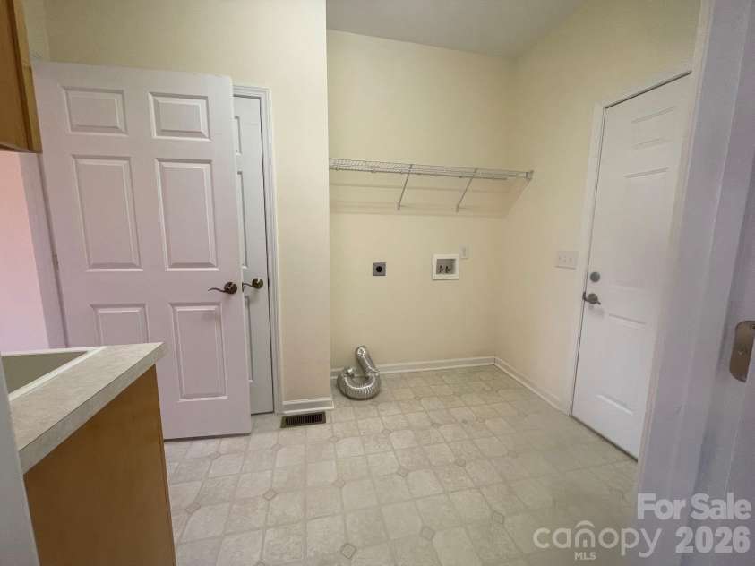 513 26th Avenue, Hickory, NC 28601.  MLS# CAR4407349, YatesRealty ID 39918. 513A Laundry Rm