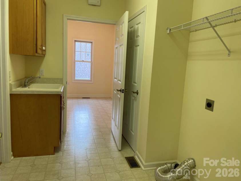 513 26th Avenue, Hickory, NC 28601.  MLS# CAR4407349, YatesRealty ID 39918. 513A Laundry Rm