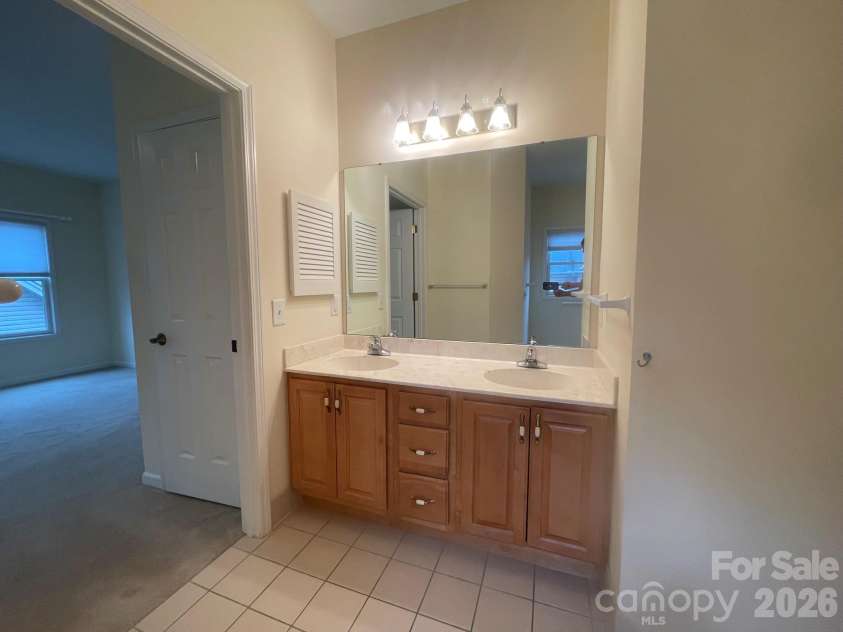 513 26th Avenue, Hickory, NC 28601.  MLS# CAR4407349, YatesRealty ID 39918. 513A Main Bath