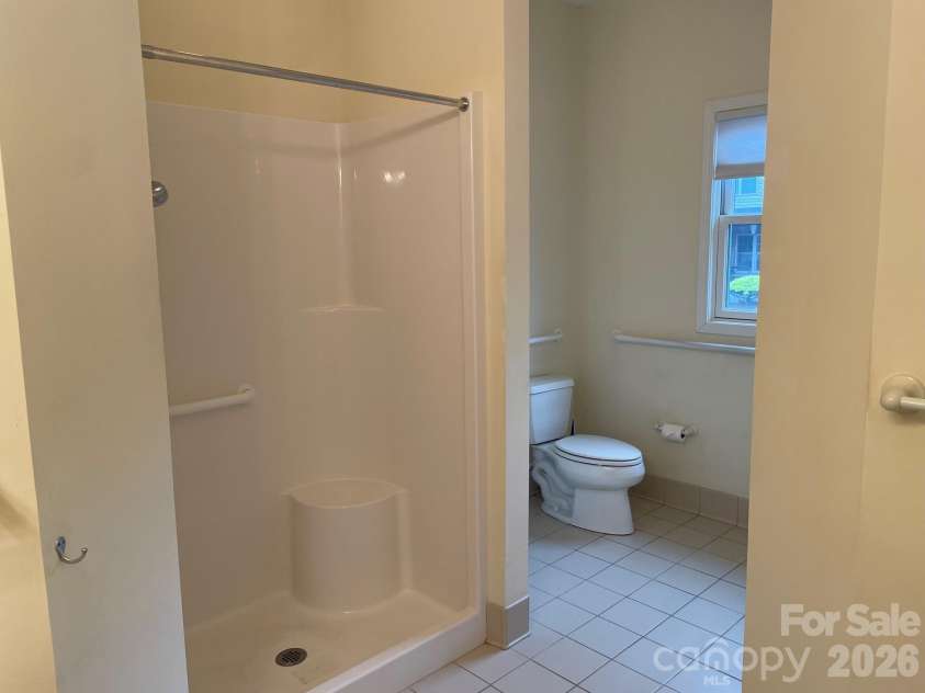 513 26th Avenue, Hickory, NC 28601.  MLS# CAR4407349, YatesRealty ID 39918. 513A Main Bath