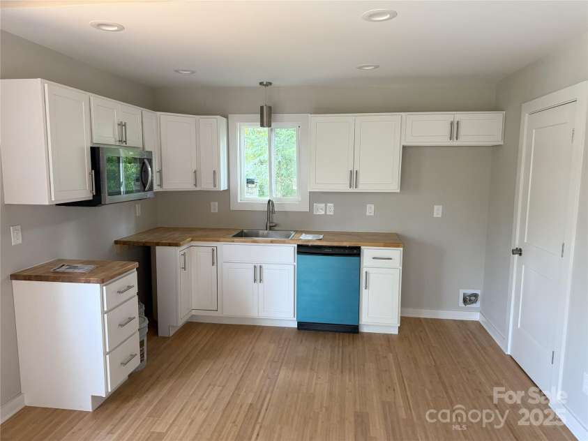1 Freeport Lane, Asheville, NC 28806.  MLS# CAR4310617, YatesRealty ID 3992. 