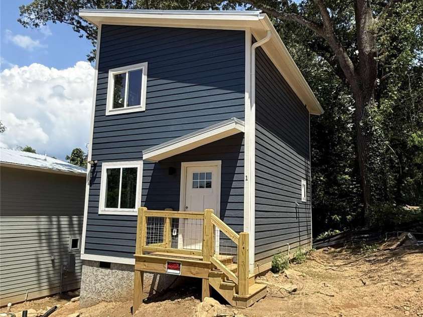 1 Freeport Lane, Asheville, NC 28806.  MLS# CAR4310617, YatesRealty ID 3992. 
