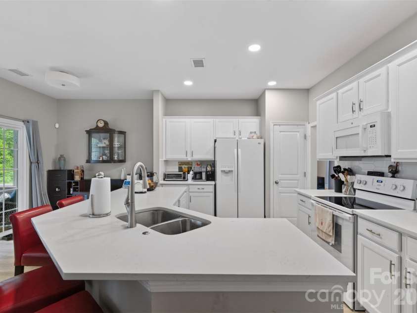 9114 Beaver Brook Way, Charlotte, NC 28277.  MLS# CAR4407536, YatesRealty ID 39920. 