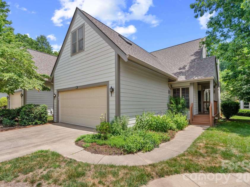 62 Pinnacle Point, Asheville, NC 28805.  MLS# CAR4403361, YatesRealty ID 39922. 